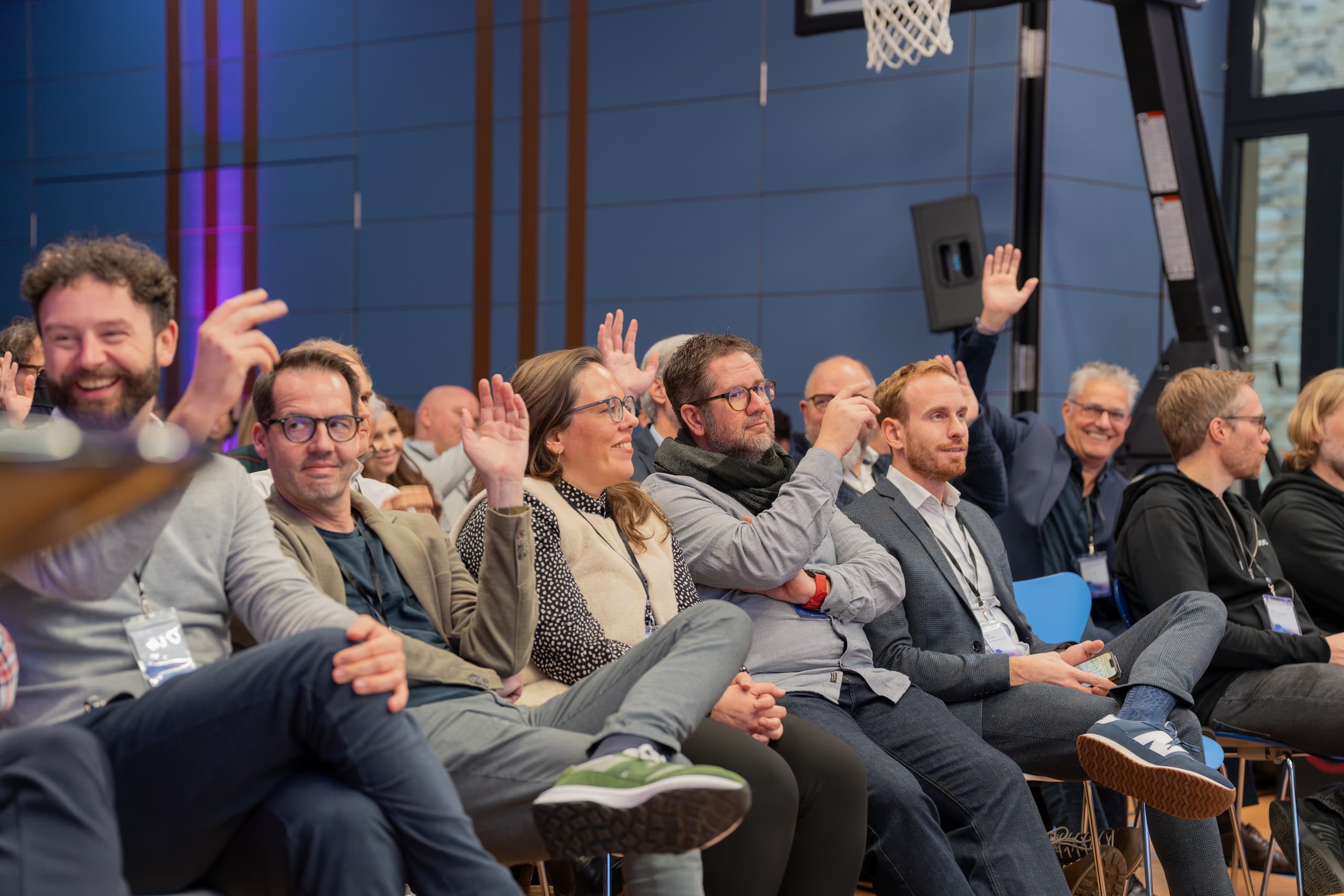Teilnehmer des Muuuh!nwalk 2026 bei einer interaktiven Session in der Turnhalle