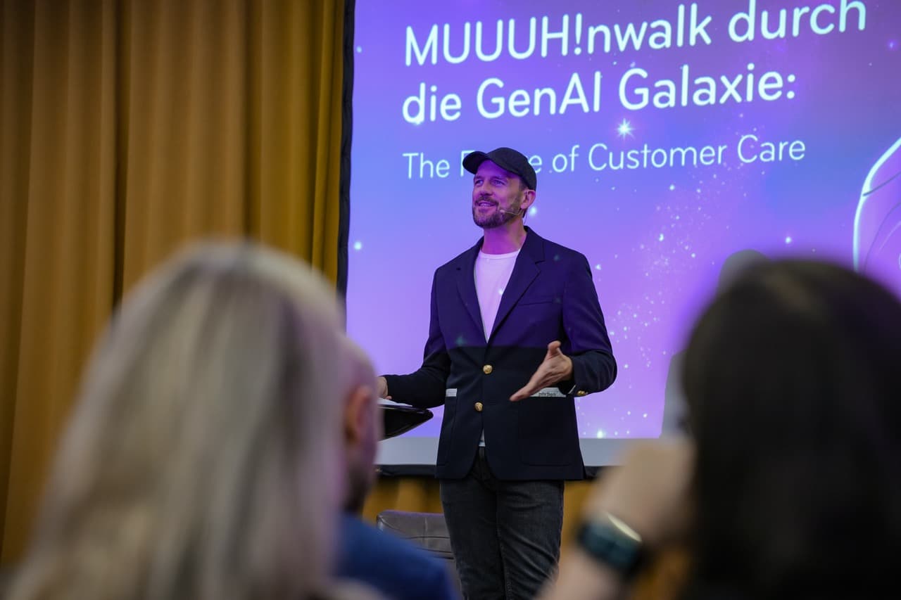 Ben Ellermann bei seinem Vortrag auf dem MUUUH!nwalk über GenAI im Customer Care