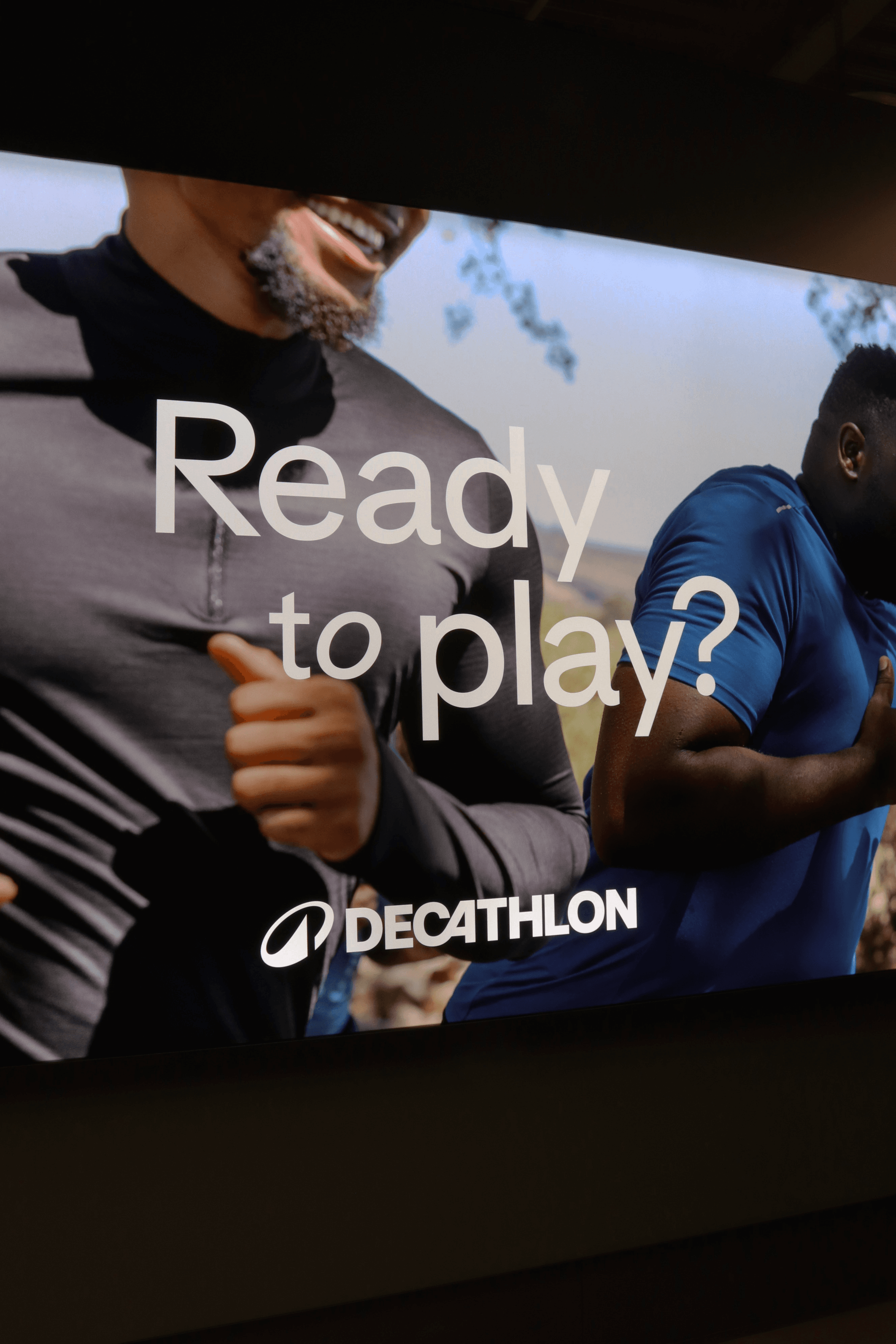 Decathlon-Werbeanzeige mit zwei Sportlern und dem Schriftzug „Ready to play?“