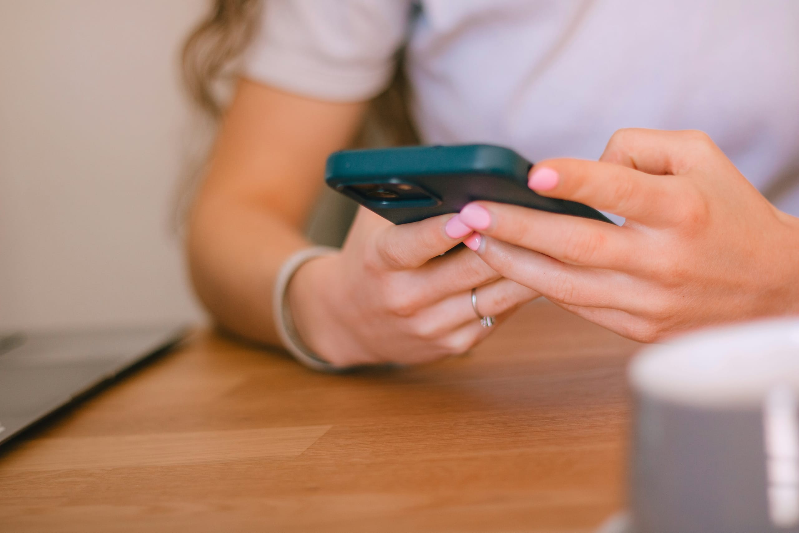 Frau mit Handy in der Hand